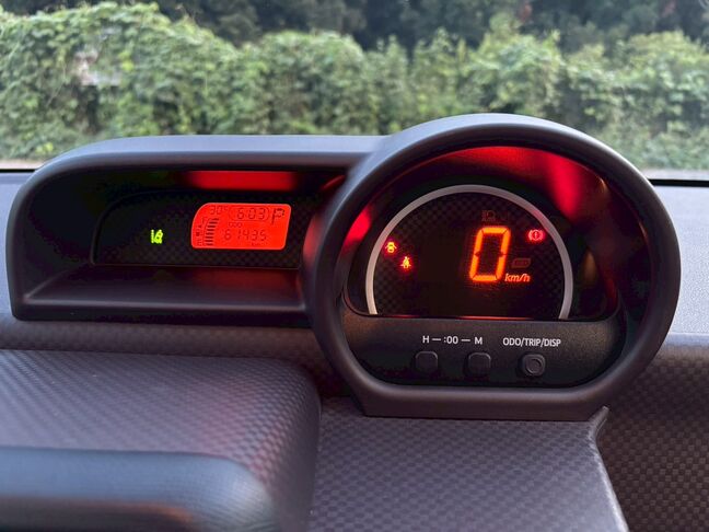 スピードメーターはデジタルで
表示され、運転時に視認しやすいです！【スペイド】